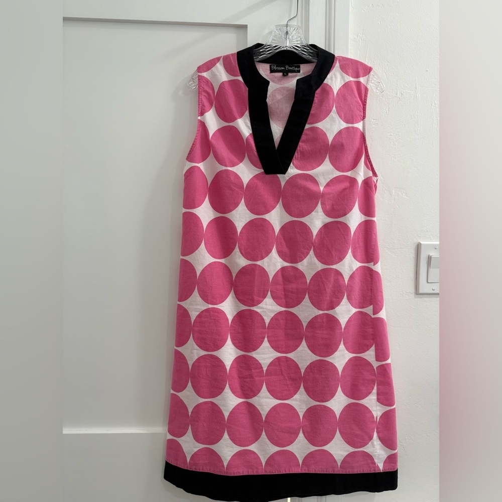 Blossom Boutique white retro shift dress w/ pink polkadots + black trim (read)